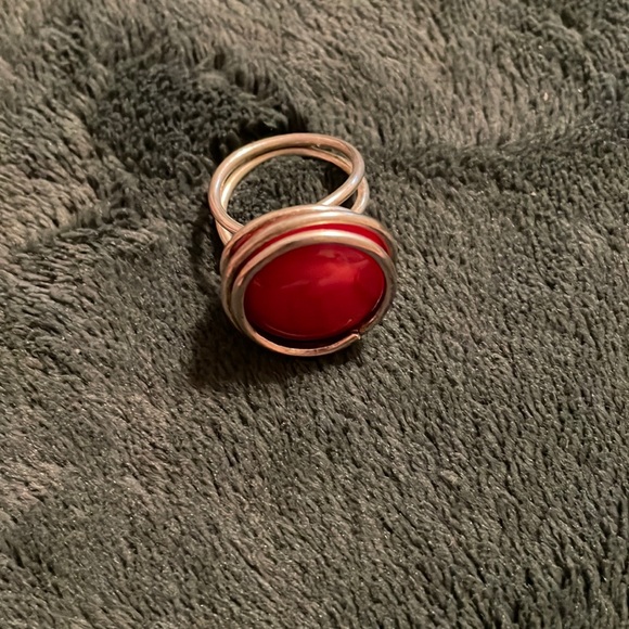 Jewelry - Pretty sliver color wire ring with red stone size 7